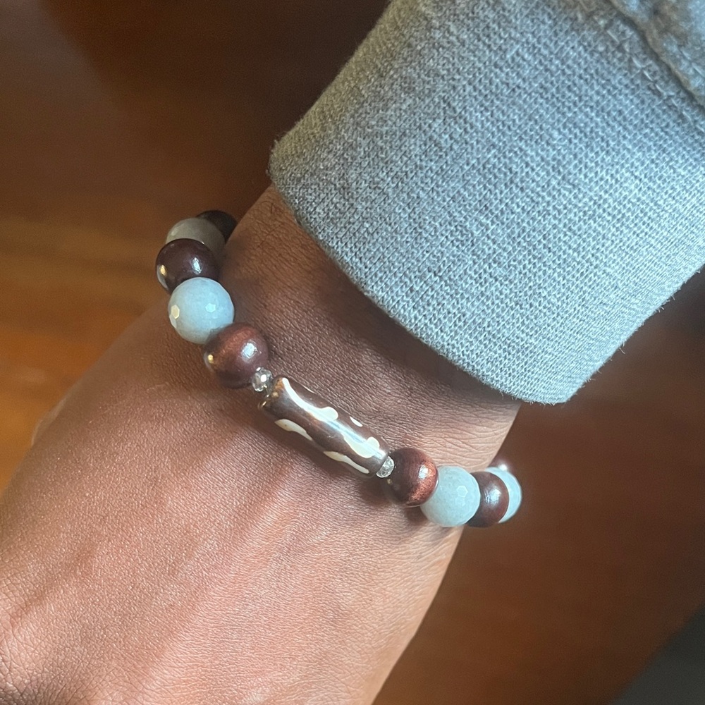 Elegant Beaded Bracelet with Brown and Blue Accents
